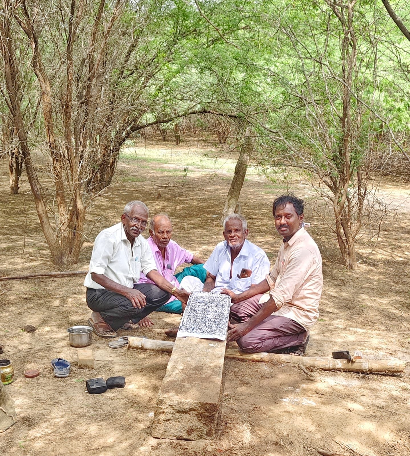 எழுவன்கோட்டை கொல்லங் கண்மாயில் மூன்றாம் சடையவர்மன் வீரபாண்டியனின் தூண் கல்வெட்டு கண்டுபிடிப்பு