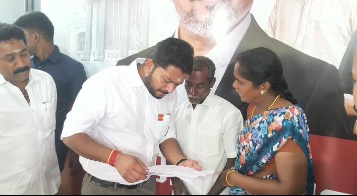 காரைக்குடியில் பொதுமக்களிடம் கோரிக்கை மனுக்களை பெற்ற அமைச்சர் டி கே பிரபு