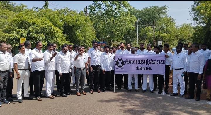 கூடுதல் மாவட்ட நீதிமன்றத்தை காரைக்குடிக்கு மாற்றம் செய்வதற்கு எதிர்ப்பு தெரிவித்து    வழக்கறிஞர்கள் ஆர்ப்பாட்டம்