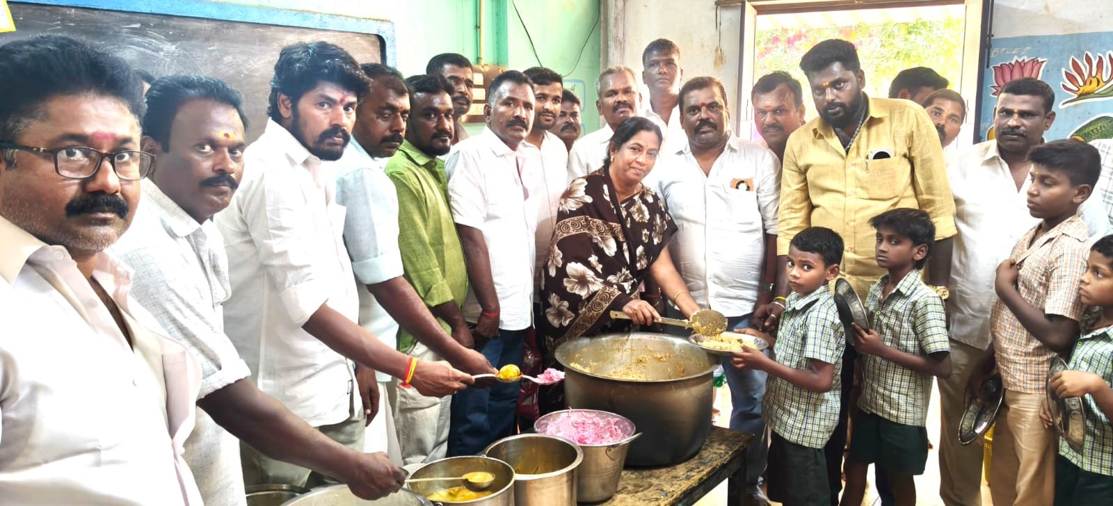 சிவகங்கையில் ஆதரவற்ற மாணவர்களுக்கு அறுசுவை அன்னதானம்